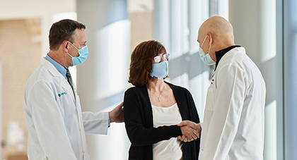  female patient thanking her AHN oncologists